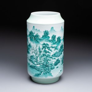 A fine Chinese green-enamelled vase with landscape design, Hui Yuan Tang Zhi 慧遠堂製 mark, dated 1943 — photo 1