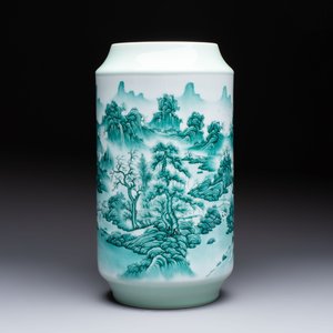 A fine Chinese green-enamelled vase with landscape design, Hui Yuan Tang Zhi 慧遠堂製 mark, dated 1943 — photo 2