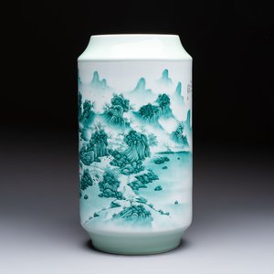 A fine Chinese green-enamelled vase with landscape design, Hui Yuan Tang Zhi 慧遠堂製 mark, dated 1943 — photo 3