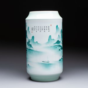 A fine Chinese green-enamelled vase with landscape design, Hui Yuan Tang Zhi 慧遠堂製 mark, dated 1943 — photo 4