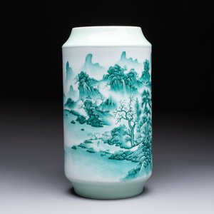 A fine Chinese green-enamelled vase with landscape design, Hui Yuan Tang Zhi 慧遠堂製 mark, dated 1943 — photo 5