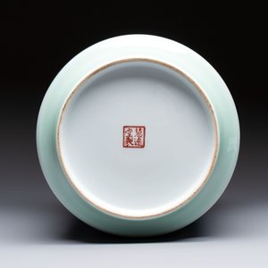 A fine Chinese green-enamelled vase with landscape design, Hui Yuan Tang Zhi 慧遠堂製 mark, dated 1943 — photo 7