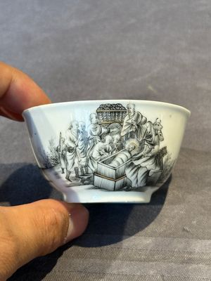 A fine Chinese grisaille 'Adoration of the Shepherds' cup, Qianlong, ca. 1745 — foto 1