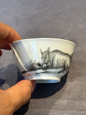 A fine Chinese grisaille 'Adoration of the Shepherds' cup, Qianlong, ca. 1745 — foto 2