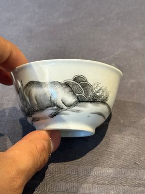 A fine Chinese grisaille 'Adoration of the Shepherds' cup, Qianlong, ca. 1745 — foto 3