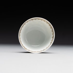 A fine Chinese grisaille 'Adoration of the Shepherds' cup, Qianlong, ca. 1745 — foto 7