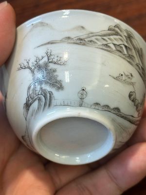 A fine Chinese grisaille and gilt cup with mountainous landscape design, Yongzheng — 照片 12