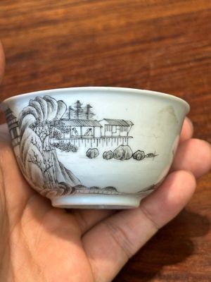 A fine Chinese grisaille and gilt cup with mountainous landscape design, Yongzheng — 照片 2