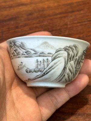 A fine Chinese grisaille and gilt cup with mountainous landscape design, Yongzheng — 照片 4