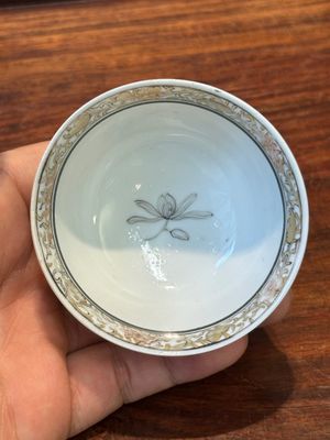 A fine Chinese grisaille and gilt cup with mountainous landscape design, Yongzheng — 照片 5