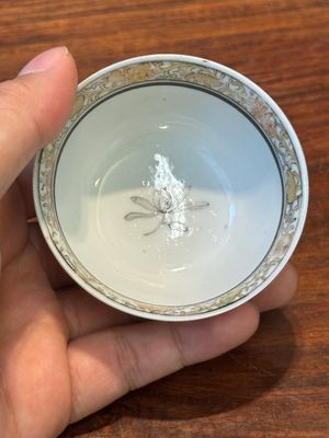 A fine Chinese grisaille and gilt cup with mountainous landscape design, Yongzheng — 照片 6