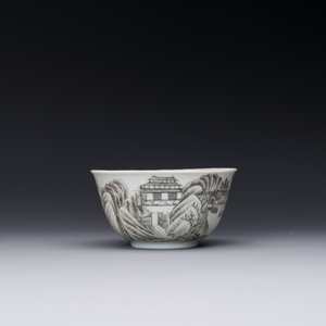 A fine Chinese grisaille and gilt cup with mountainous landscape design, Yongzheng — 照片 3