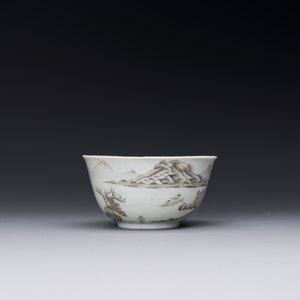 A fine Chinese grisaille and gilt cup with mountainous landscape design, Yongzheng — 照片 5