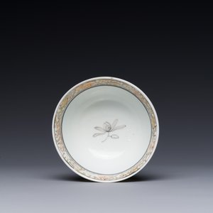 A fine Chinese grisaille and gilt cup with mountainous landscape design, Yongzheng — 照片 6