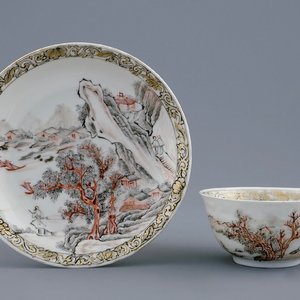 A fine Chinese grisaille and gilt eggshell cup and saucer, Yongzheng, 1723-1735 — photo 1