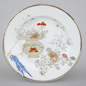 A fine Chinese grisaille and gilt flower basket plate, early 18th C. — photo 1