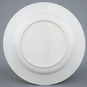 A fine Chinese grisaille and rouge de fer eggshell porcelain plate, Yongzheng, 1723-1735 — 照片 2
