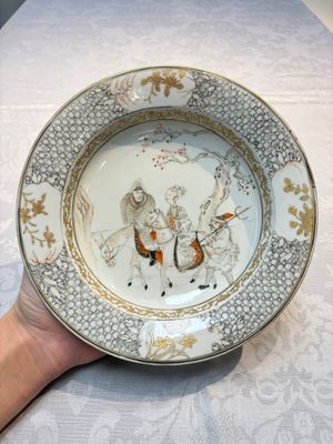 A fine Chinese grisaille, iron-red and gilt-decorated 'Riders on Horseback' plate, Yongzheng — 照片 1