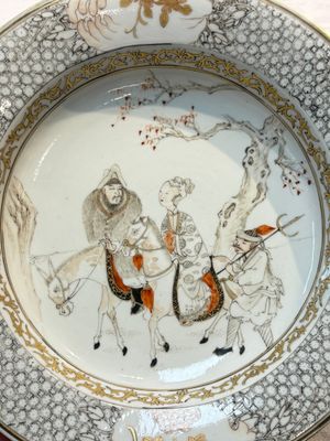 A fine Chinese grisaille, iron-red and gilt-decorated 'Riders on Horseback' plate, Yongzheng — 照片 2