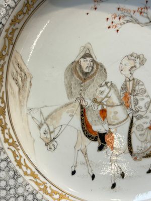 A fine Chinese grisaille, iron-red and gilt-decorated 'Riders on Horseback' plate, Yongzheng — 照片 3