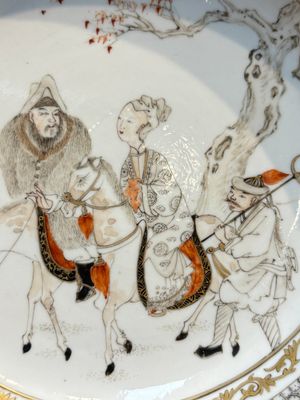 A fine Chinese grisaille, iron-red and gilt-decorated 'Riders on Horseback' plate, Yongzheng — 照片 4