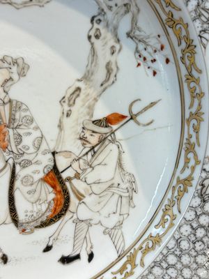 A fine Chinese grisaille, iron-red and gilt-decorated 'Riders on Horseback' plate, Yongzheng — 照片 5