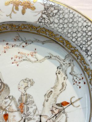 A fine Chinese grisaille, iron-red and gilt-decorated 'Riders on Horseback' plate, Yongzheng — 照片 6