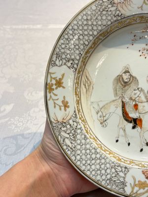 A fine Chinese grisaille, iron-red and gilt-decorated 'Riders on Horseback' plate, Yongzheng — 照片 7