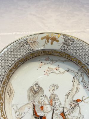 A fine Chinese grisaille, iron-red and gilt-decorated 'Riders on Horseback' plate, Yongzheng — 照片 8