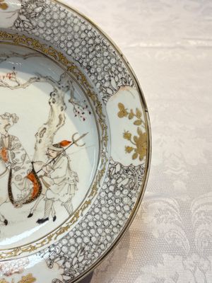 A fine Chinese grisaille, iron-red and gilt-decorated 'Riders on Horseback' plate, Yongzheng — 照片 9