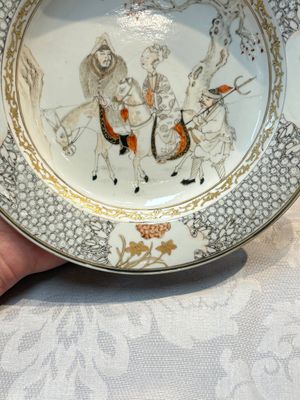 A fine Chinese grisaille, iron-red and gilt-decorated 'Riders on Horseback' plate, Yongzheng — 照片 10
