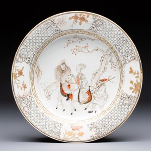 A fine Chinese grisaille, iron-red and gilt-decorated 'Riders on Horseback' plate, Yongzheng — 照片 1