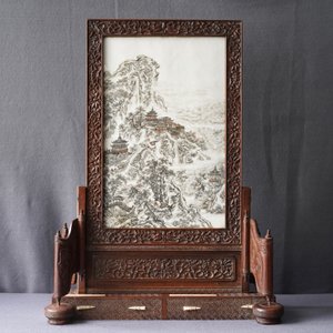 A fine Chinese grisaille 'winter landscape' plaque in a wooden table screen, Republic, 20th C. — 照片 12