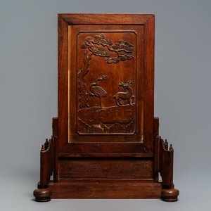 A fine Chinese grisaille 'winter landscape' plaque in a wooden table screen, Republic, 20th C. — 照片 3