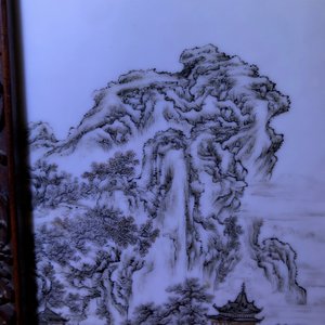 A fine Chinese grisaille 'winter landscape' plaque in a wooden table screen, Republic, 20th C. — 照片 5