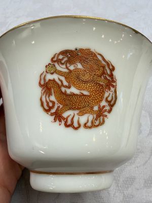 A fine Chinese iron-red and gilt-decorated 'Dragon' covered tea bowl with stand — photo 18