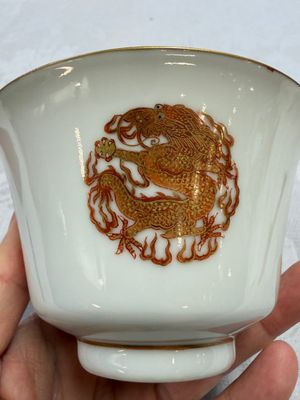 A fine Chinese iron-red and gilt-decorated 'Dragon' covered tea bowl with stand — photo 20