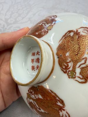 A fine Chinese iron-red and gilt-decorated 'Dragon' covered tea bowl with stand — photo 5