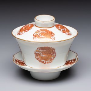 A fine Chinese iron-red and gilt-decorated 'Dragon' covered tea bowl with stand — photo 1