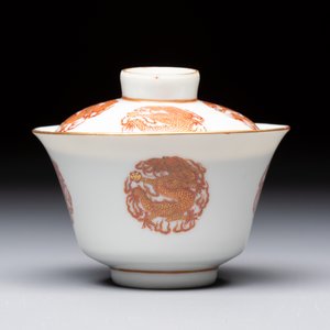 A fine Chinese iron-red and gilt-decorated 'Dragon' covered tea bowl with stand — photo 3