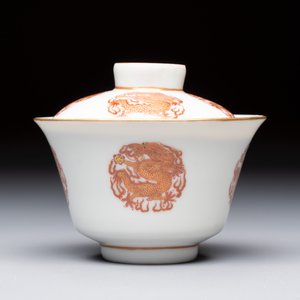 A fine Chinese iron-red and gilt-decorated 'Dragon' covered tea bowl with stand — photo 4