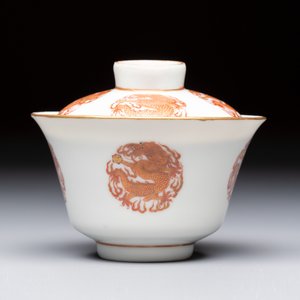 A fine Chinese iron-red and gilt-decorated 'Dragon' covered tea bowl with stand — photo 5