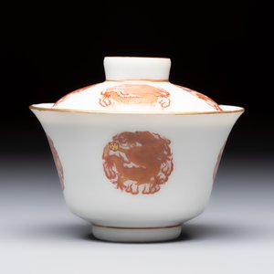 A fine Chinese iron-red and gilt-decorated 'Dragon' covered tea bowl with stand — photo 6