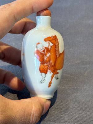 A fine Chinese iron-red and grisaille 'horse and man' snuff bottle, 19th C. — photo 1