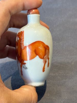 A fine Chinese iron-red and grisaille 'horse and man' snuff bottle, 19th C. — photo 2