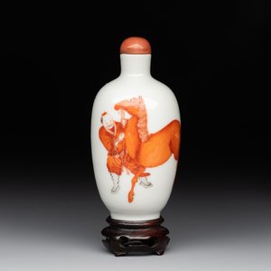 A fine Chinese iron-red and grisaille 'horse and man' snuff bottle, 19th C. — photo 1