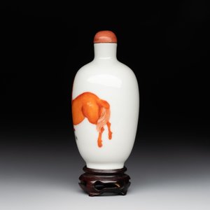 A fine Chinese iron-red and grisaille 'horse and man' snuff bottle, 19th C. — photo 2