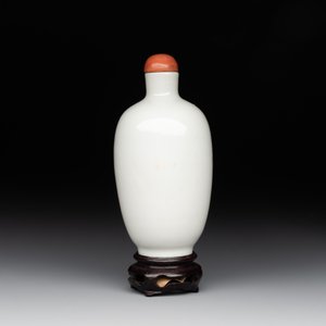 A fine Chinese iron-red and grisaille 'horse and man' snuff bottle, 19th C. — photo 3