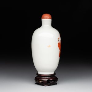 A fine Chinese iron-red and grisaille 'horse and man' snuff bottle, 19th C. — photo 4