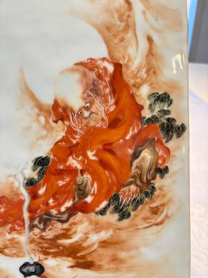 A fine Chinese iron-red and grisaille 'Luohan' plaque, signed Wang Bu 王步, 20th C. — 照片 5